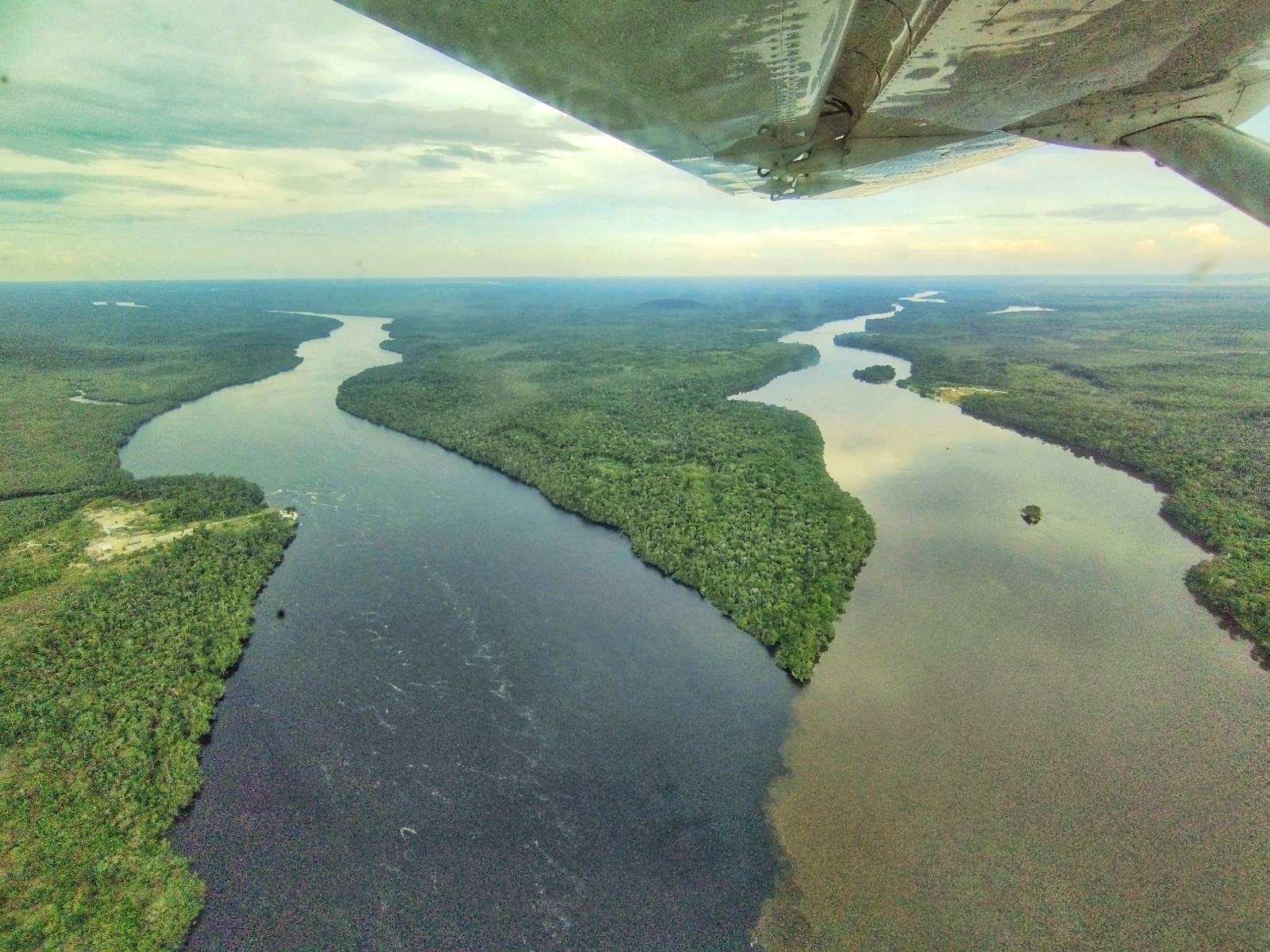 Foto aérea ríos Guainía y Casiquiare del Orinoco
