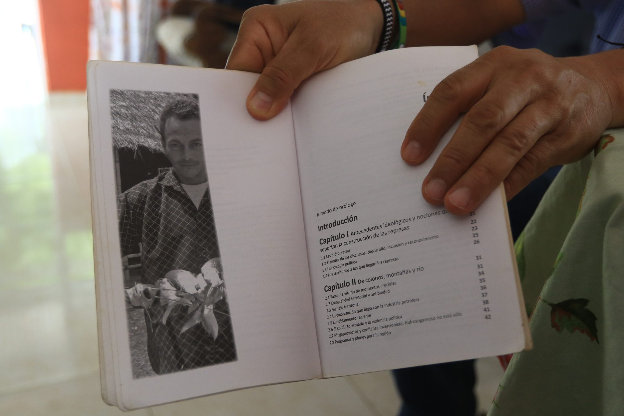 Detalle del libro Aguas represadas, el caso del proyecto Hidrosogamoso en Colombia. Foto: Jaime Moreno