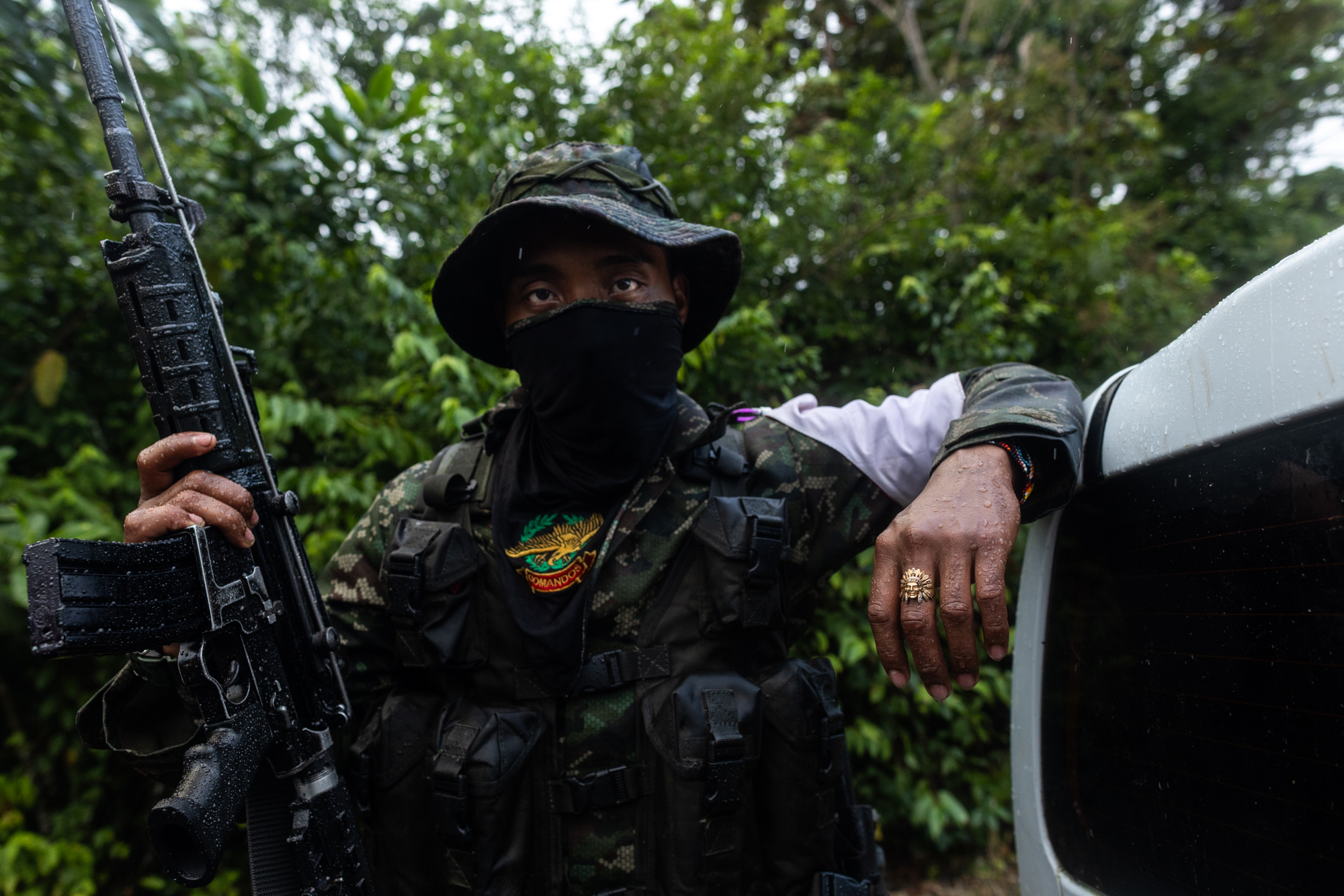 Miembro de Comandos de la Frontera. Amazon Underworld. Tom Laffay