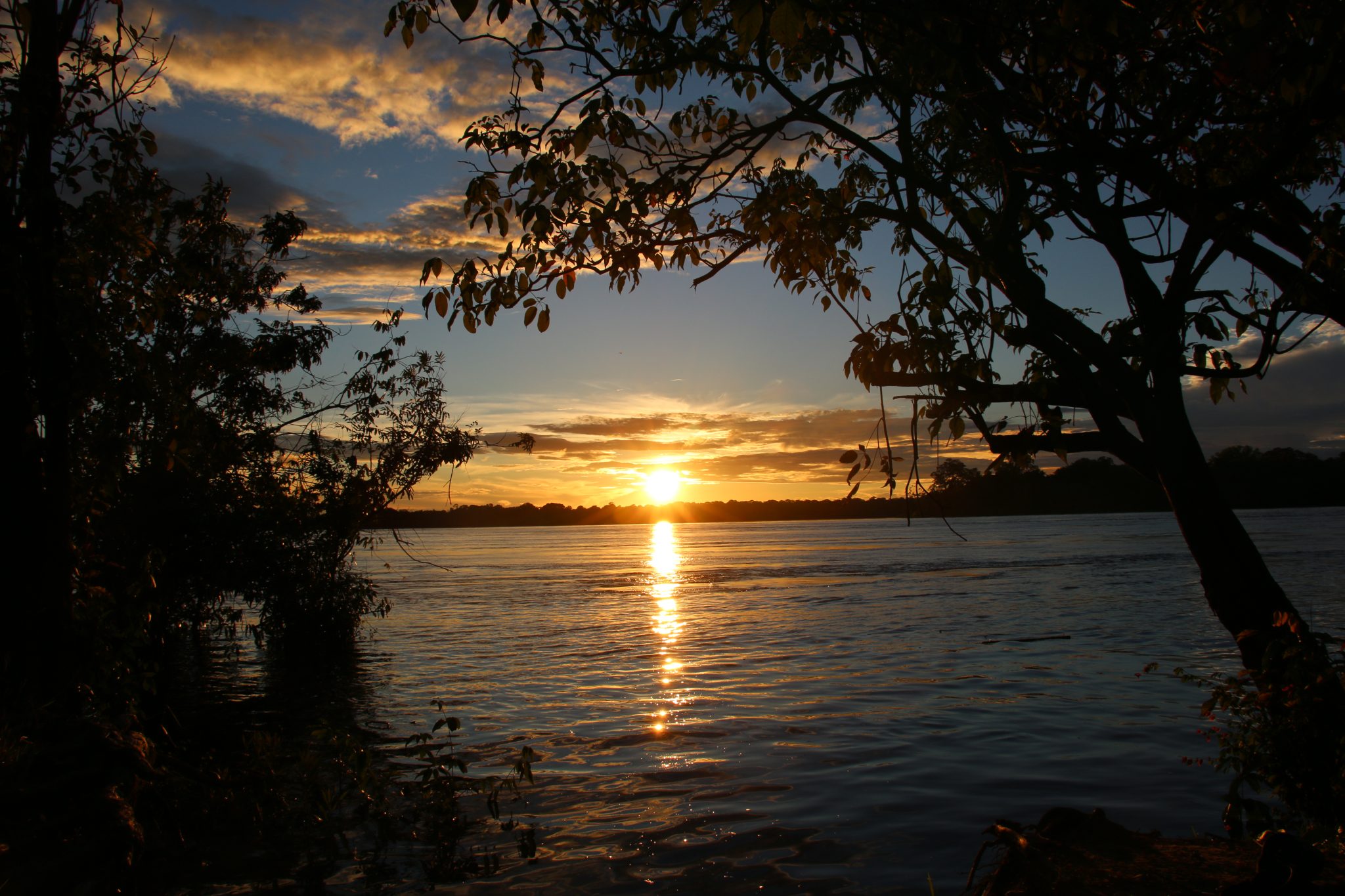 Foto 10. Un atardecer en el río Guaviare, cerca de Inírida. Foto: Edwin Suárez.