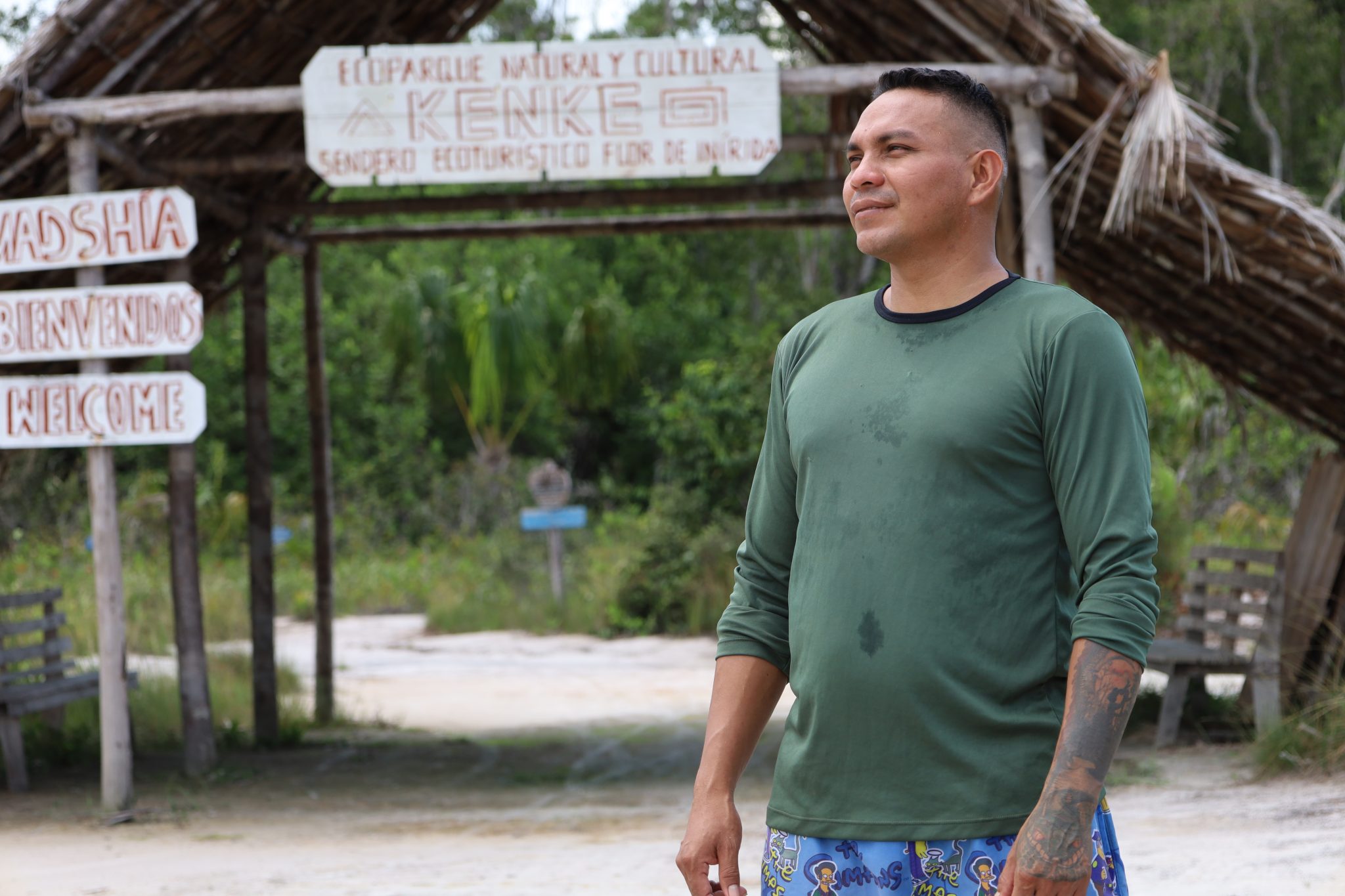 Foto 2. Josué Peña en la entrada de Kenke, el parque familiar fundado en 2019. Foto: Edwin Suárez.