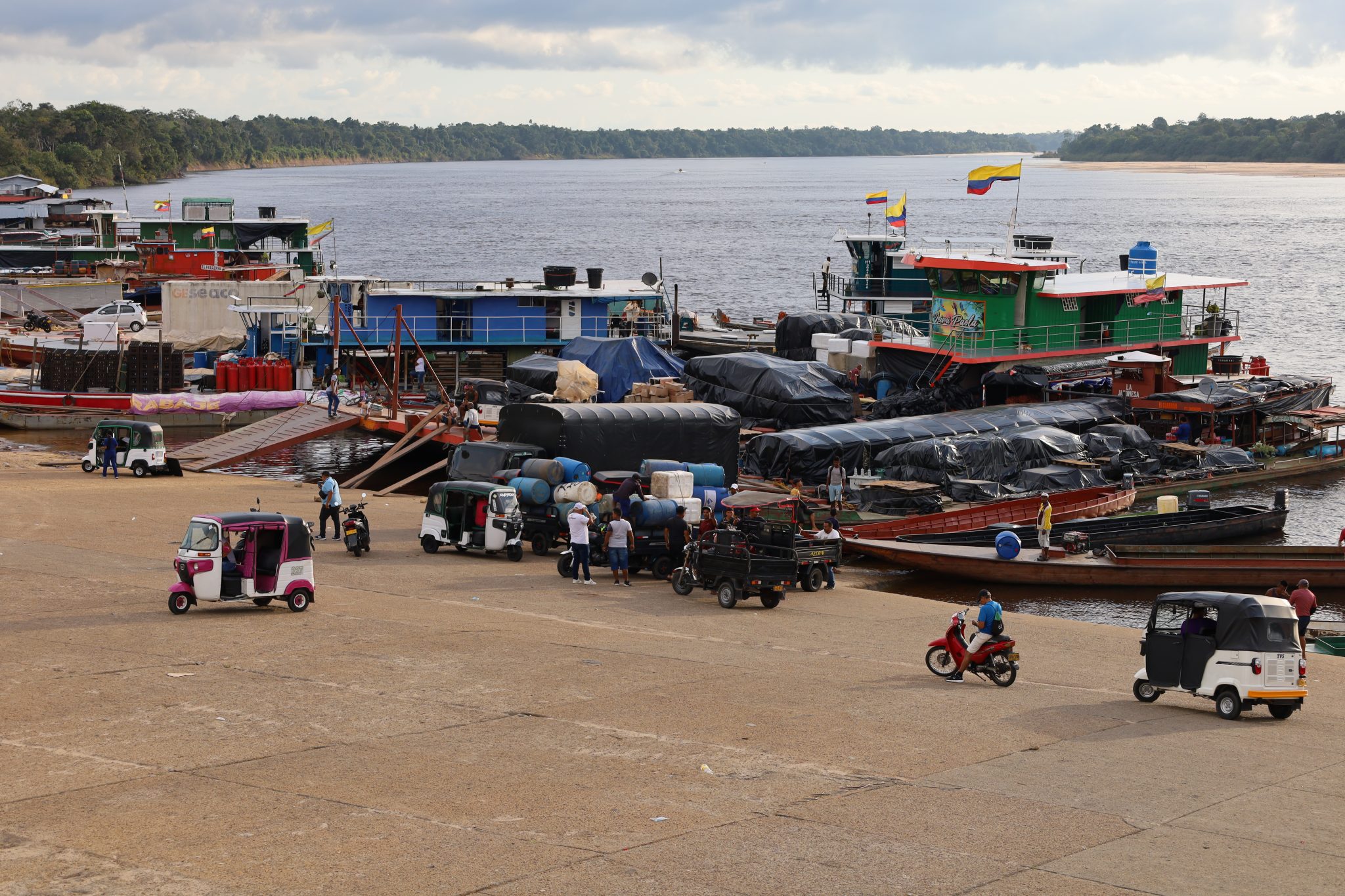 Foto 3. Muelle de carga de Inírida, por lugar por donde entran los víveres y mercancías que vienen del interior del país, y a su vez salen para las comunidades indígenas y centros mineros del territorio. Foto: Edwin Suárez