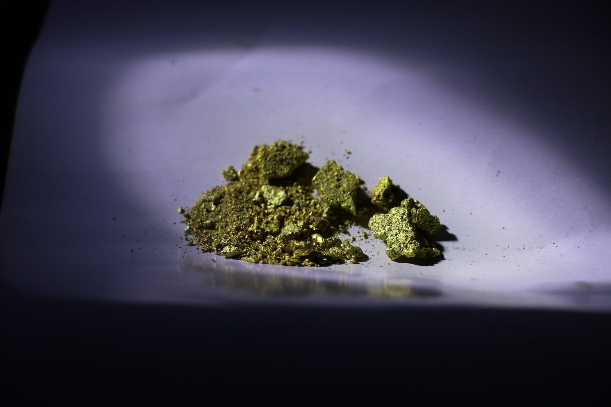 Foto 4. Oro extraído de las minas del Yapacana de Venezuela, que será fundido y comercializado en Inírida. Foto: Edwin Suárez.