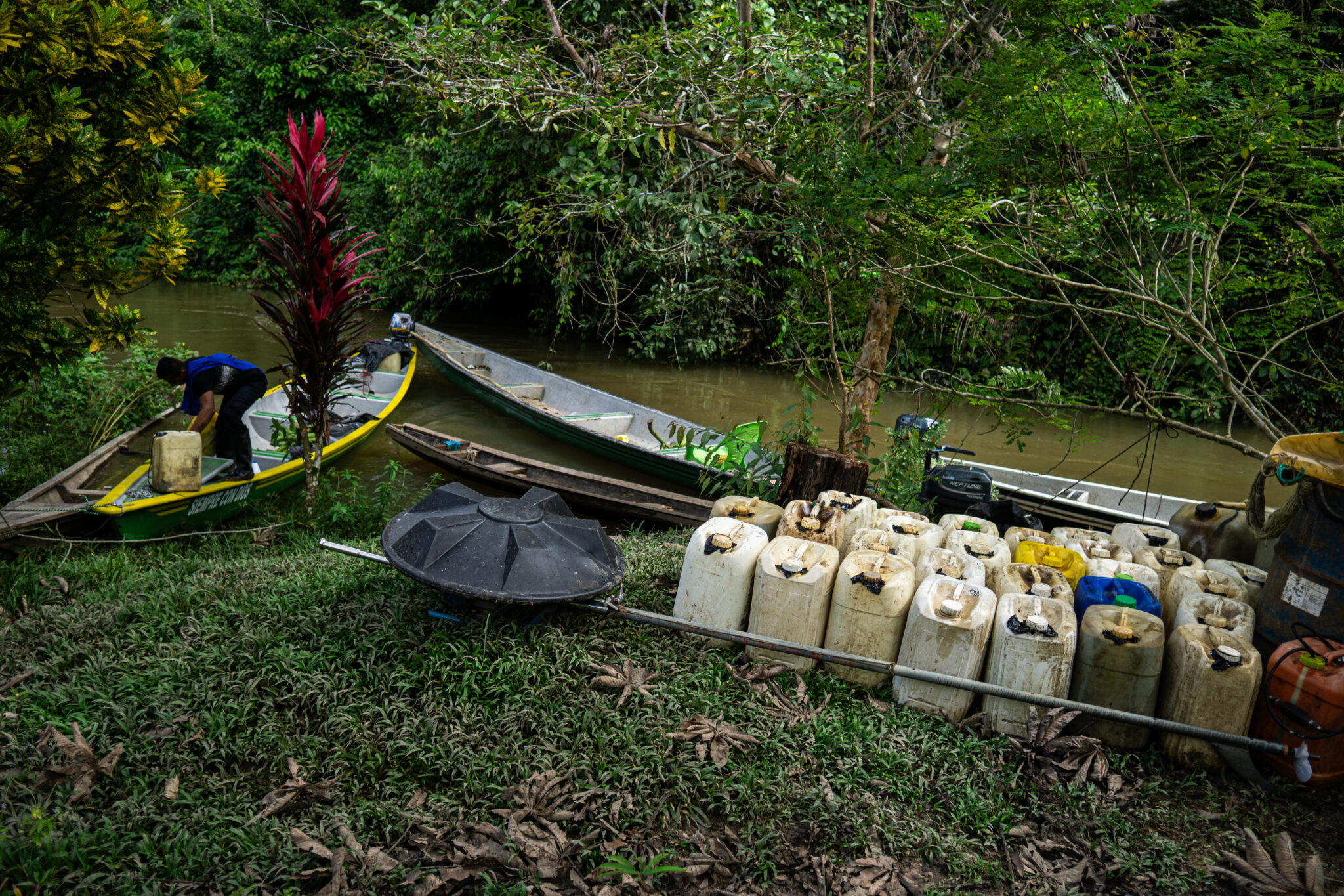 Carga combustible Amazonía Amazon Underworld Bram Ebus