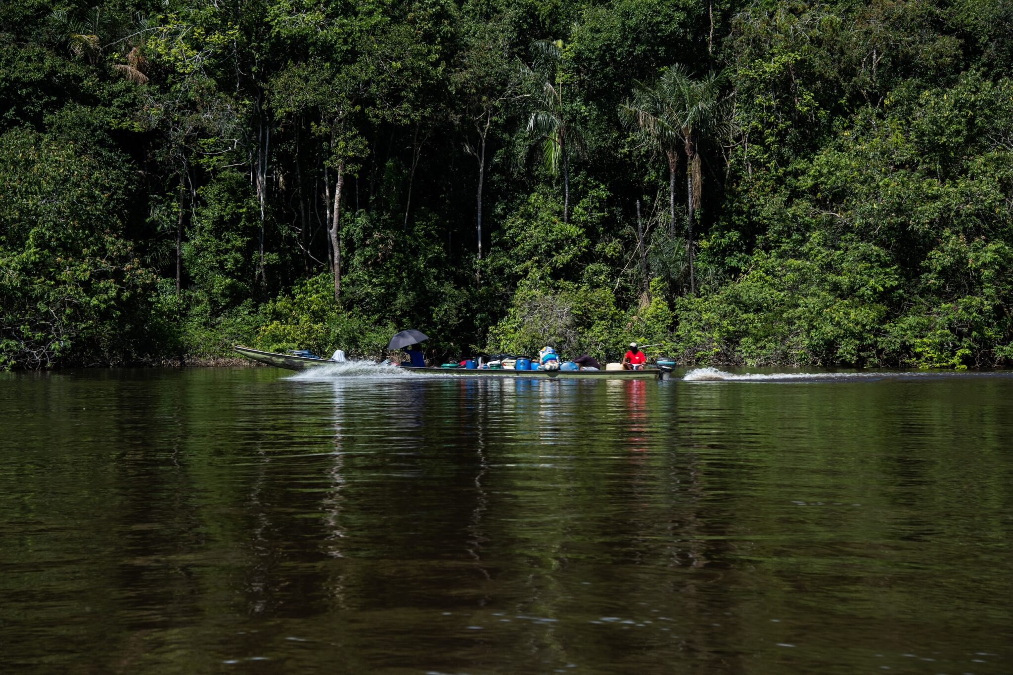 Embarcación río Amazon Underworld Bram Ebus