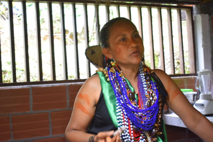 Soraida Chindoy en conversación con los invitados. Foto: Jinneth Paola Silva