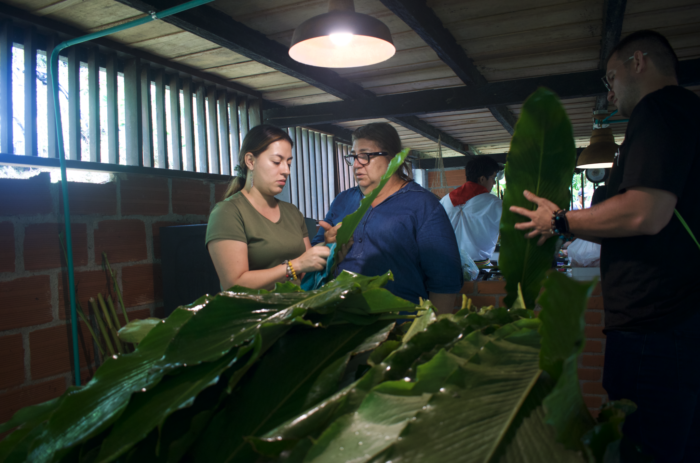 Foto 9_ Chefs preparando maitos a la brasa con hojas de sirindango. Foto: Jinneth Paola Silva