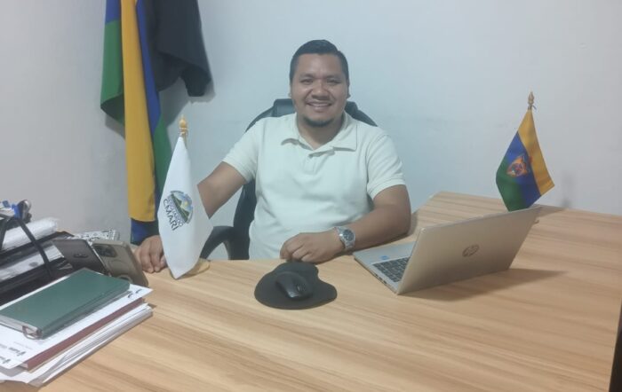 Franklin Martínez, asesor del cabildo gobernador de CMARI, en su oficina en Guainía, Colombia _ Créditos Diego Legrand