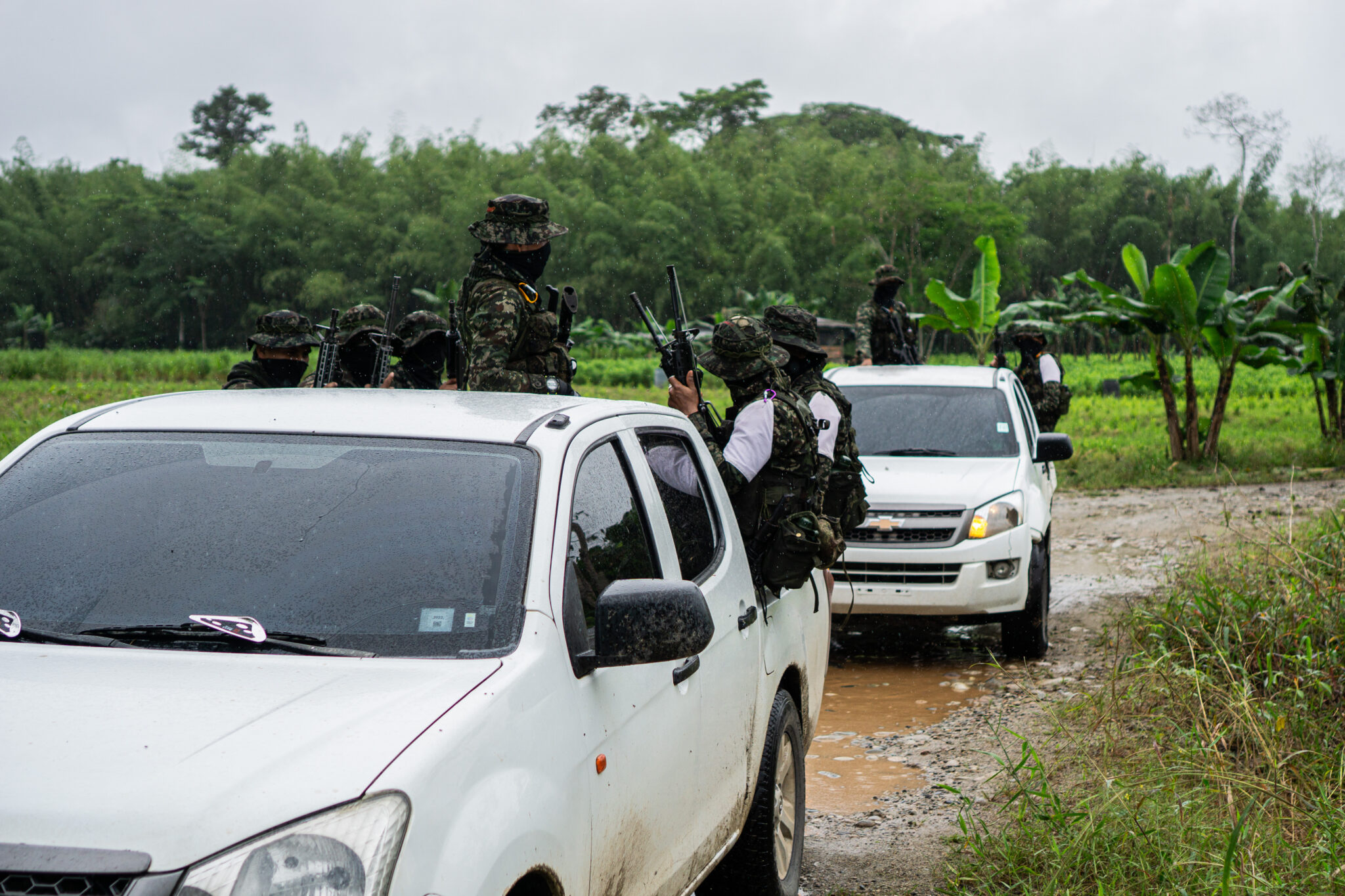 Comandos de la Frontera vía rural Putumayo Colombia_Crédito Bram Ebus
